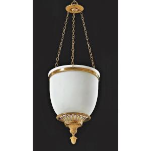 Lustre Empire vers 1800  Verre opale avec détails en bronze doré   H. 63 cm  