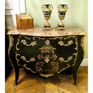 Commode Louis XV vers 1750 Laque noire avec armoiries nobiliaires dans un cartouche