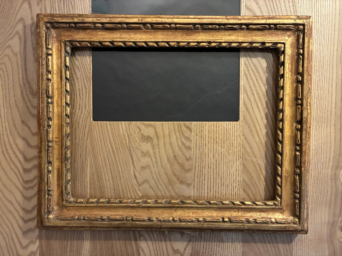 Cadre de style Louis XVI . bois et stuc doré. 