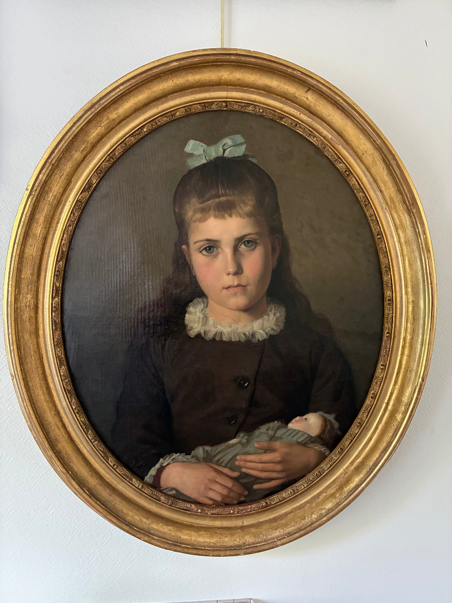 Portrait de fillette  et sa poupée . Toile de l' école française ddu XIXème.