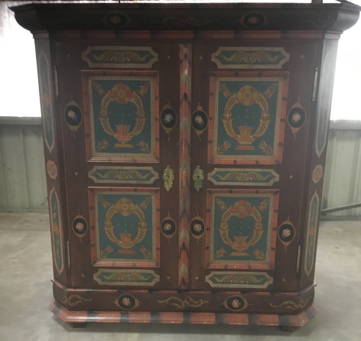 Armoire En Sapin Peint
