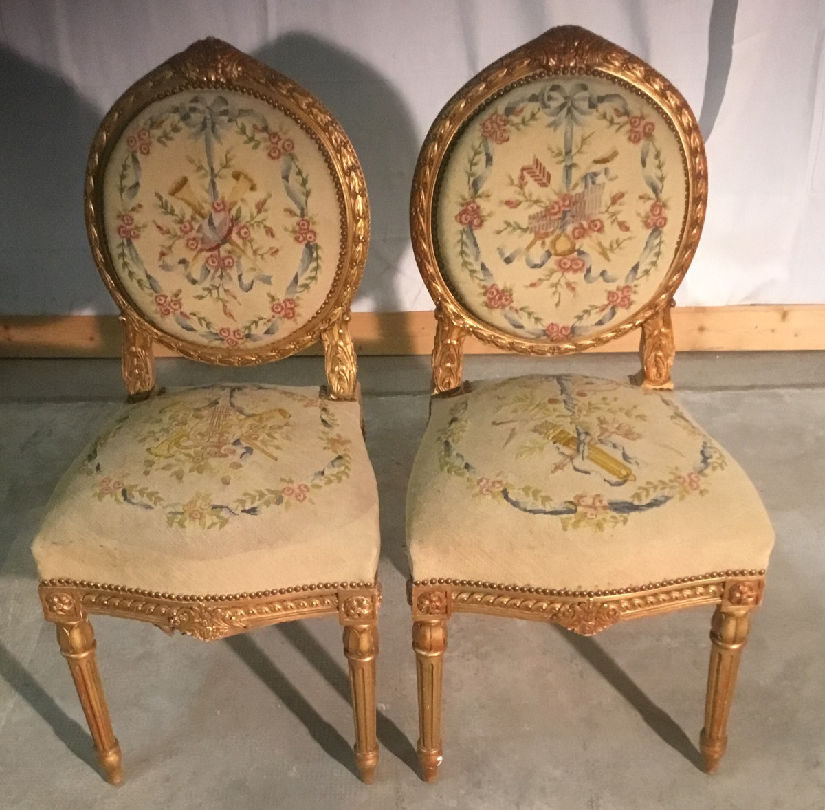 paire de chaises dorées