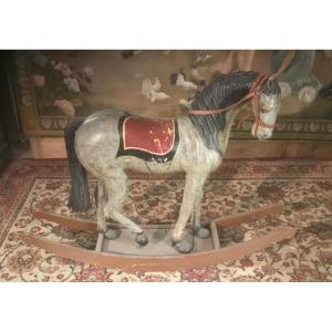 cheval en bois peint