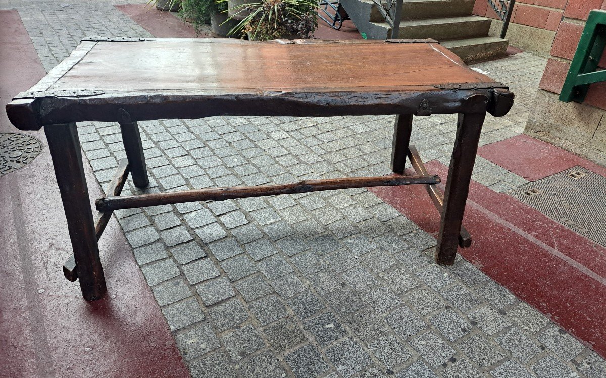 Table brutaliste