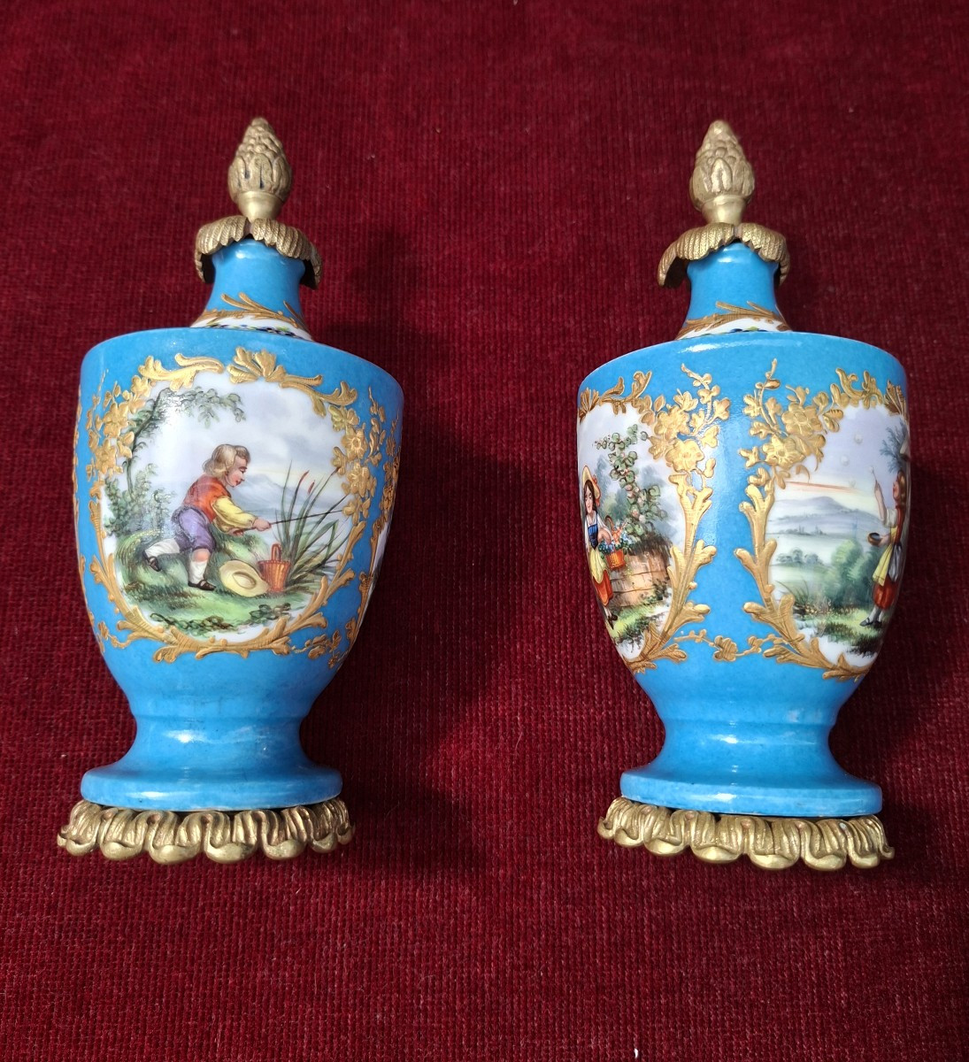 Paire de pots couverts, porcelaine Paris