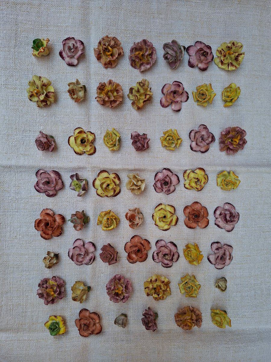 Ensemble de petites fleurs en porcelaine 