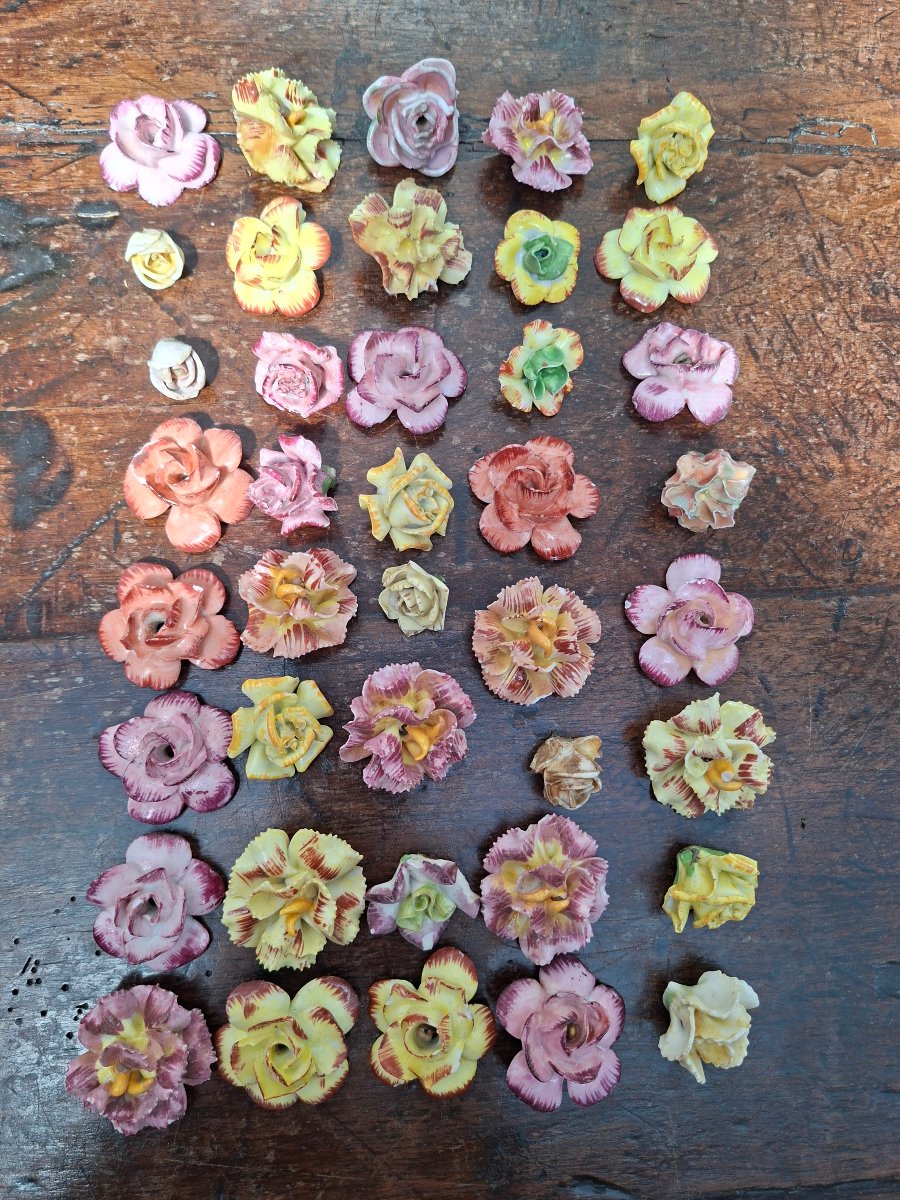 40 petites fleurs en porcelaine 