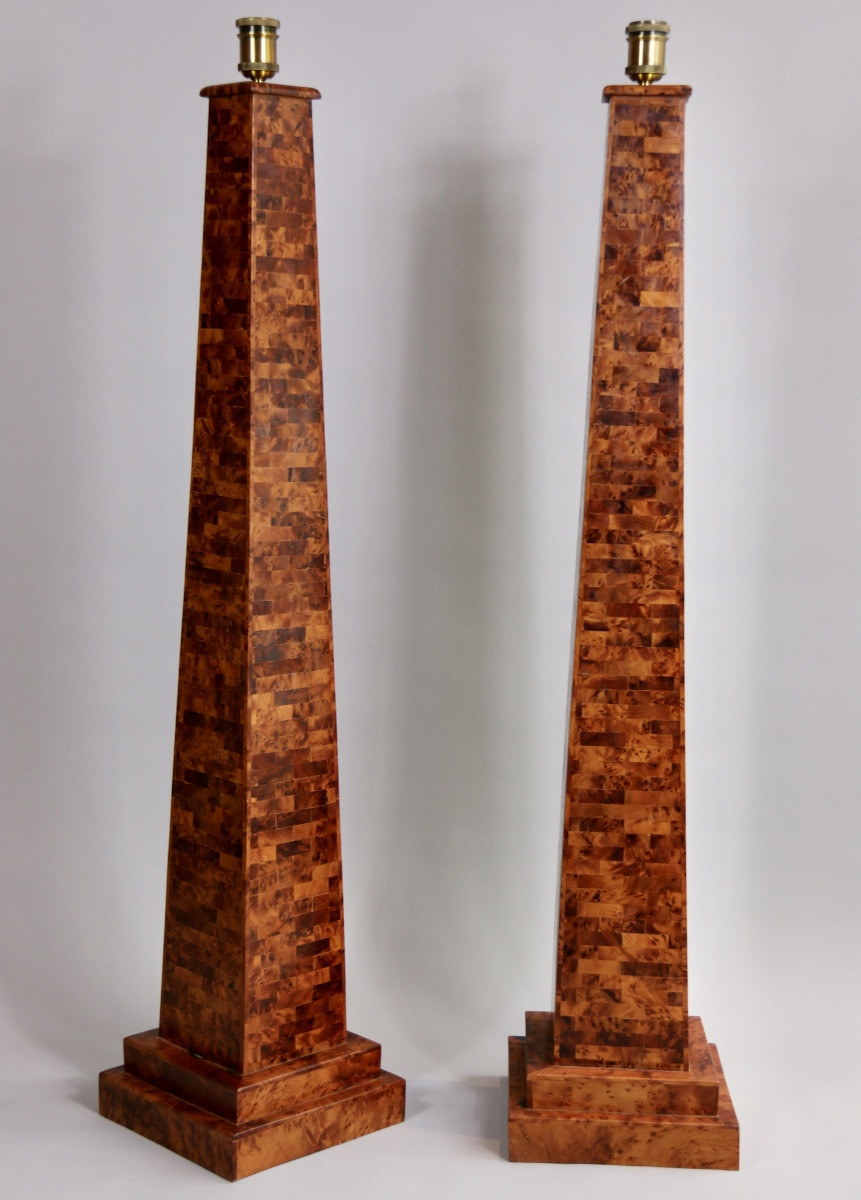 Paire de grandes lampes figurant des ob&eacute;lisques