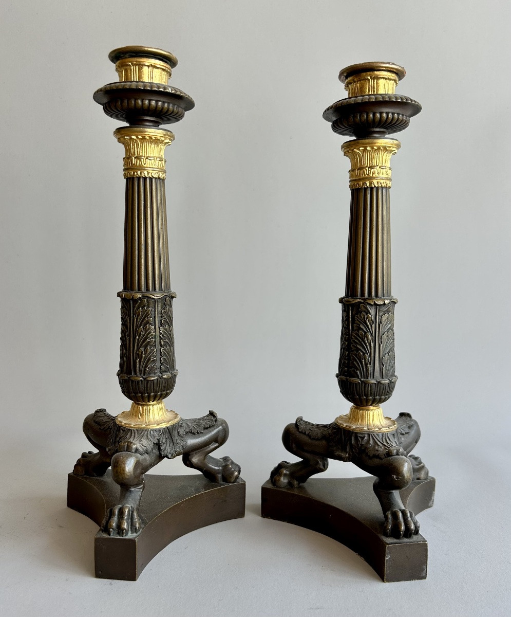 Paire de bougeoirs tripodes en bronze doré et patiné, d’époque Empire-photo-3