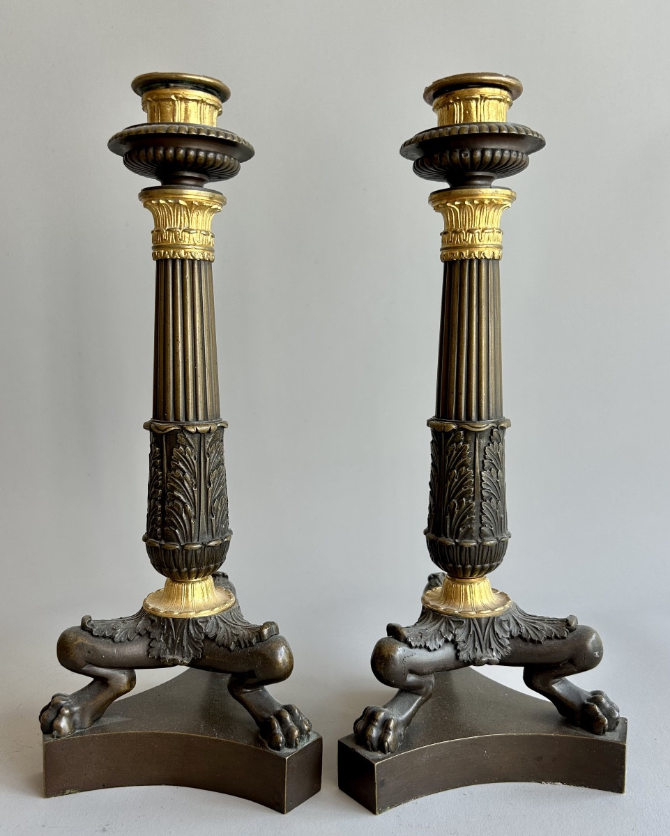 Paire de bougeoirs tripodes en bronze doré et patiné, d’époque Empire