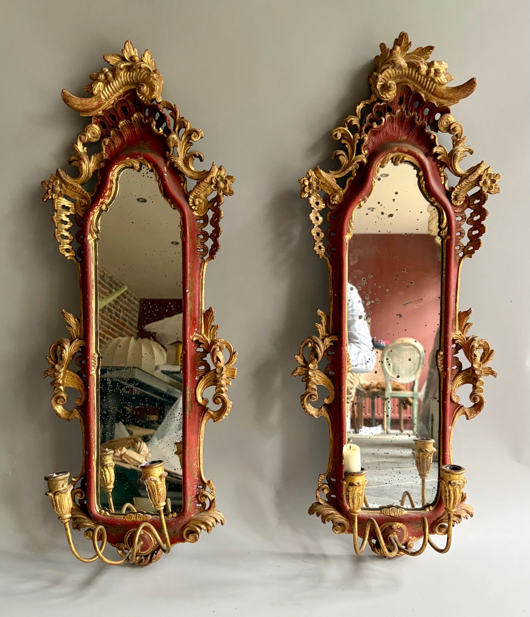 Paire de miroirs à deux bras de lumière de style Louis XV