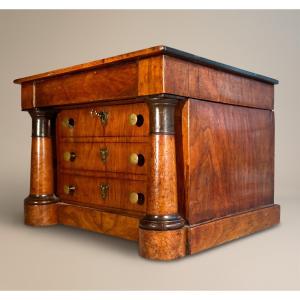 France, XIXe siècle. Coffret figurant une commode