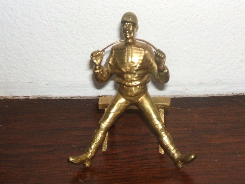 Jockey Sur Balustrade: Bronze Attitude Humoristique