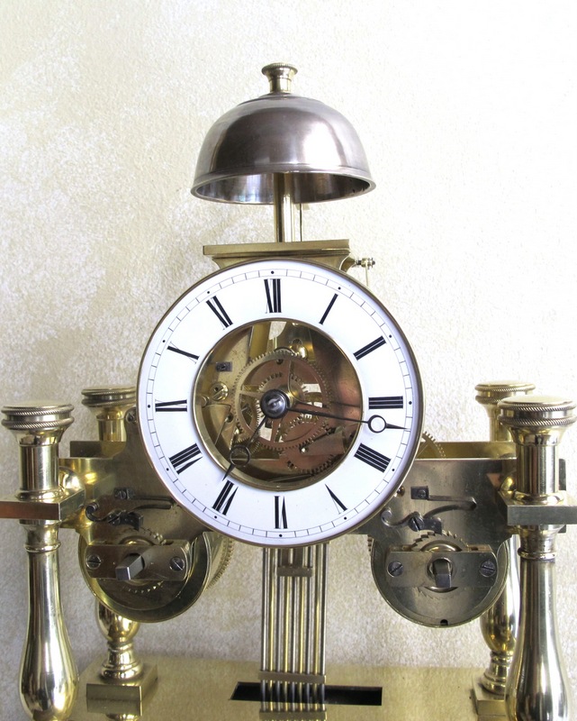 Pendule squelette de maitrise portique en laiton Epoque Début XIX°-photo-4