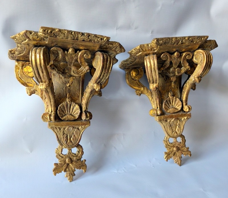 Consoles paire,  petites, bois sculpté et dore XVIII°.