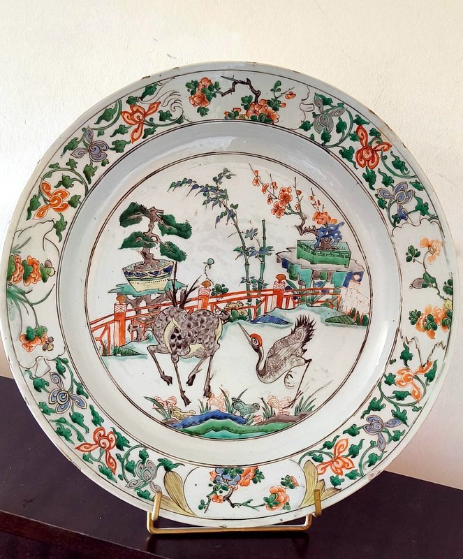 Plat en porcelaine , émaux famille verte XVIII°  Chine.
