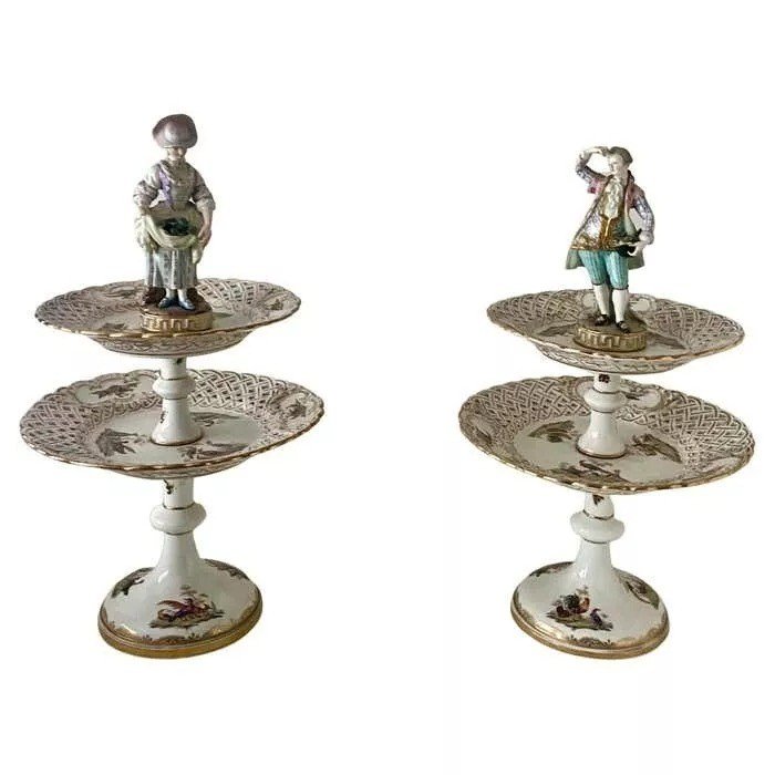 Paire De Présentoirs à Gâteaux / Desserts à Deux Niveaux En Porcelaine Ancienne De Meissen