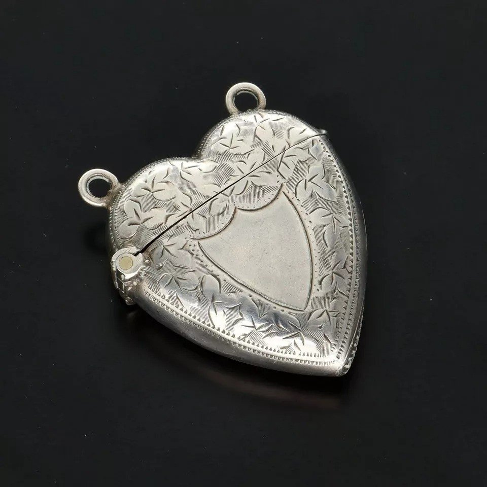 Victorian Silver Heart Shaped Vesta Case-photo-1