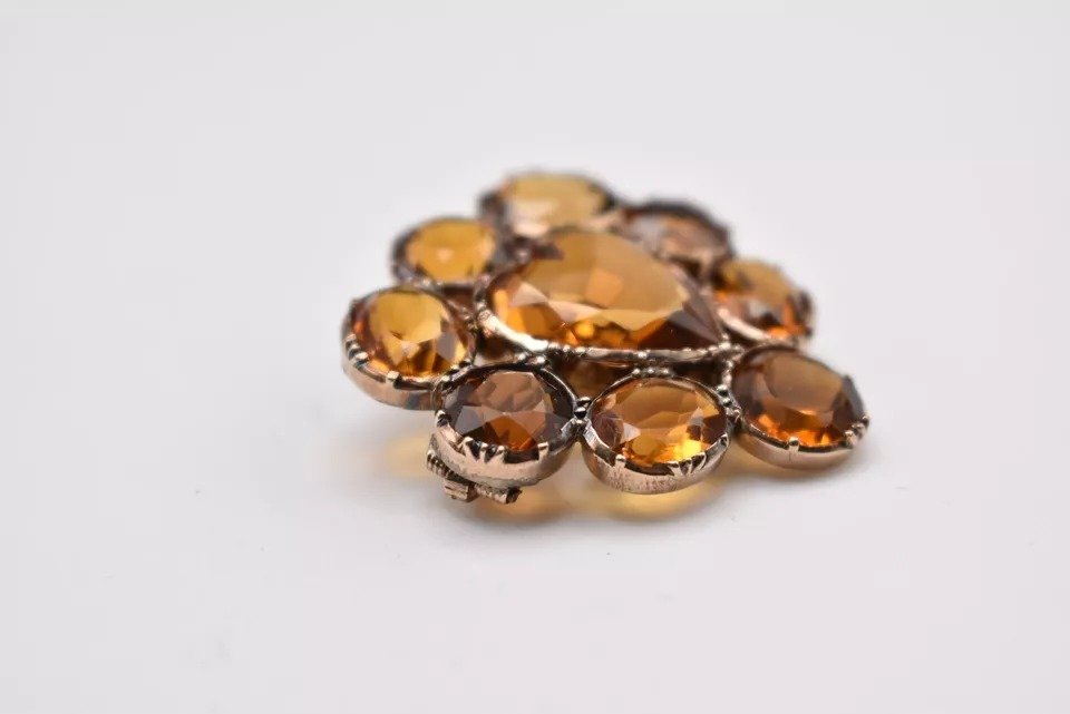 Broche Antique, Or Jaune, Neuf Citrines Dorées En Coeur, Serti Triple Griffe.-photo-1