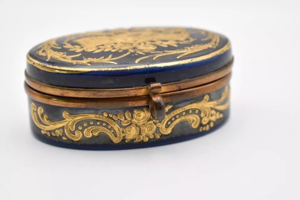 1753 French Serves Porcelain Oval Gold Raised Detailing Pill Trinket Box-photo-4