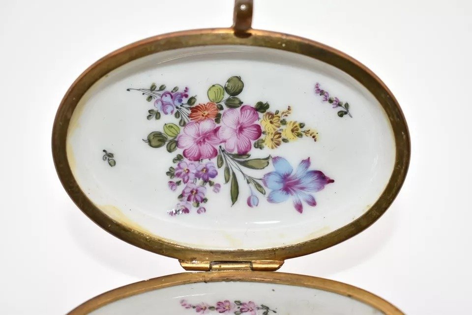 1753 French Serves Porcelain Oval Gold Raised Detailing Pill Trinket Box-photo-1