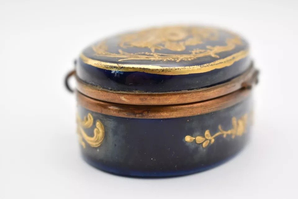 1753 French Serves Porcelain Oval Gold Raised Detailing Pill Trinket Box-photo-4