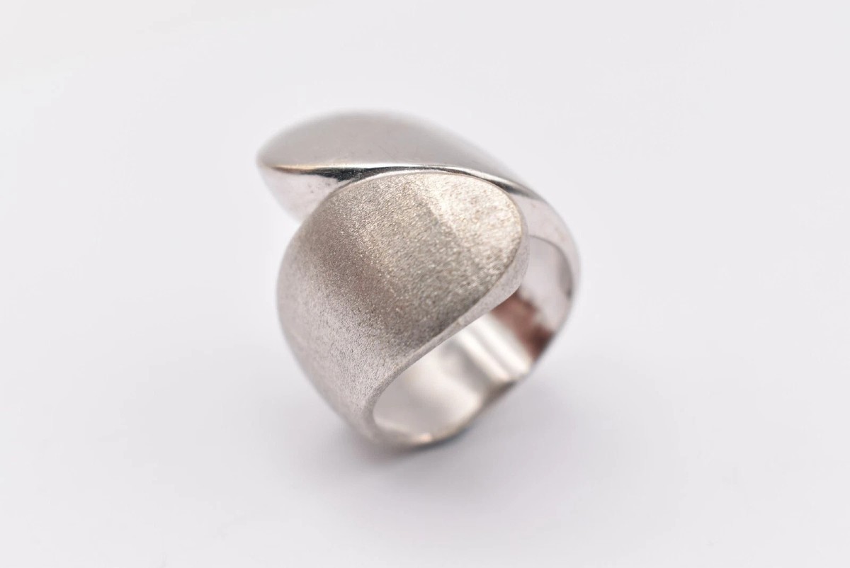 A Mid Century Italian 18ct White Gold Brushed & Polished Ring Ca 1960's. 12gr