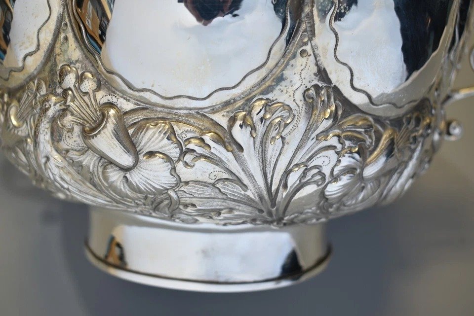 Grand Bol En Argent Sterling Du XIXe Siècle Avec Décoration Florale Et d'Oiseaux En Repoussé-photo-5