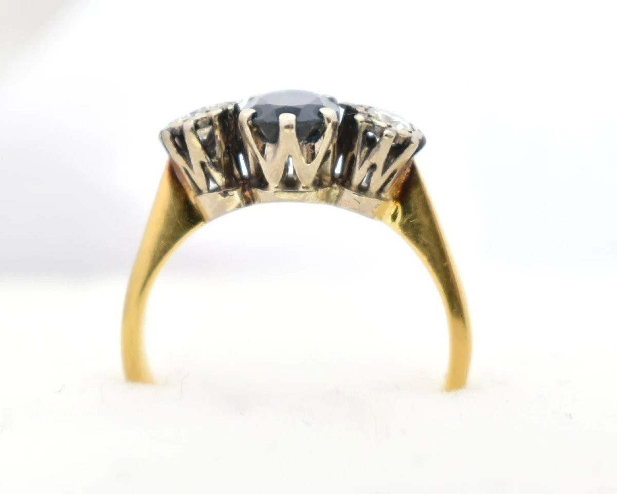 Bague vintage en or jaune 18 carats sertie de trois pierres saphir et diamant.-photo-3
