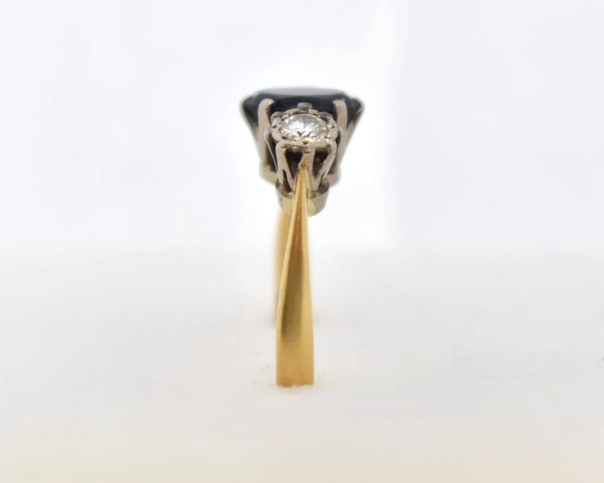 Bague vintage en or jaune 18 carats sertie de trois pierres saphir et diamant.-photo-1