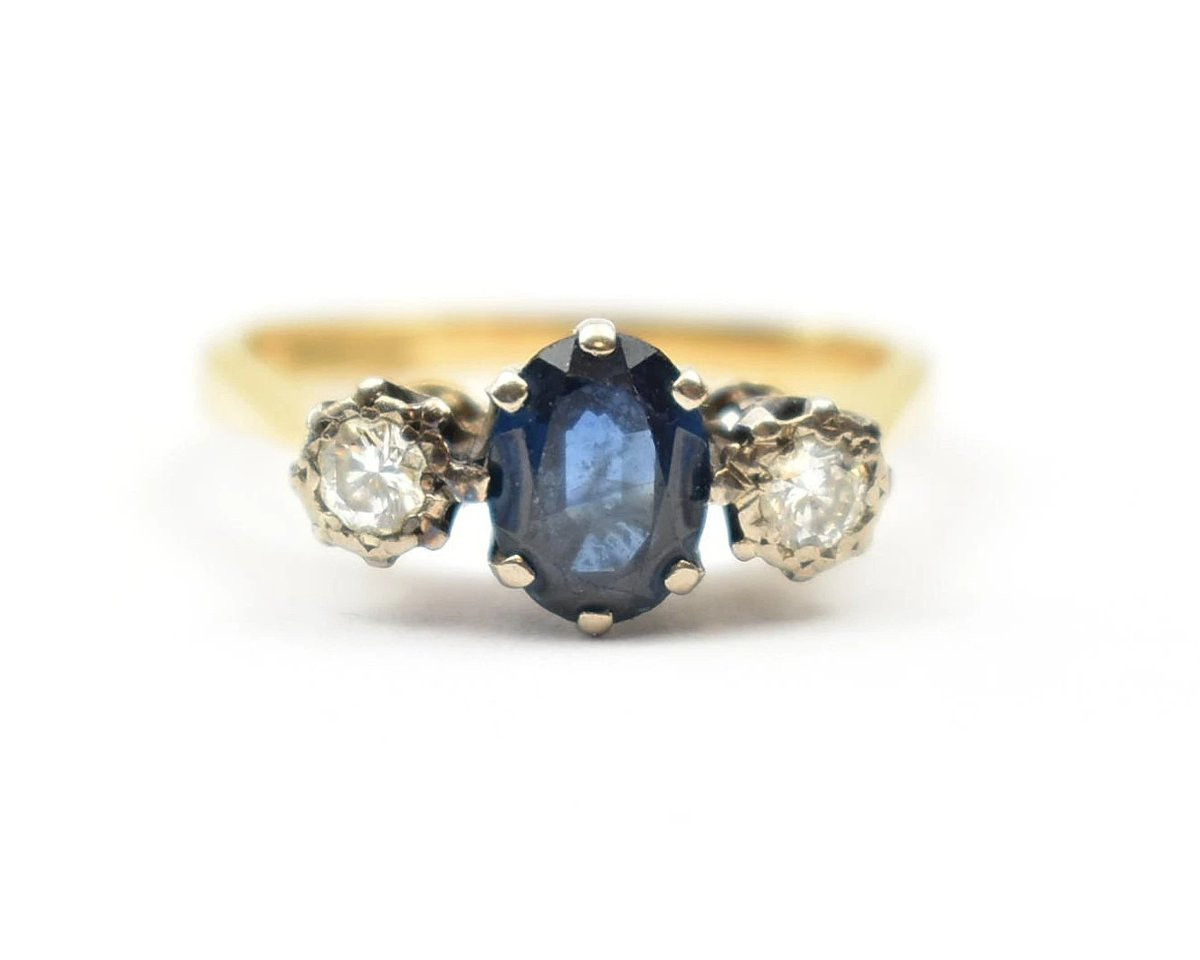 Bague vintage en or jaune 18 carats sertie de trois pierres saphir et diamant.-photo-2