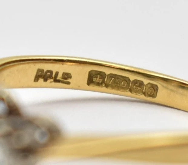 Bague vintage en or jaune 18 carats sertie de trois pierres saphir et diamant.-photo-5