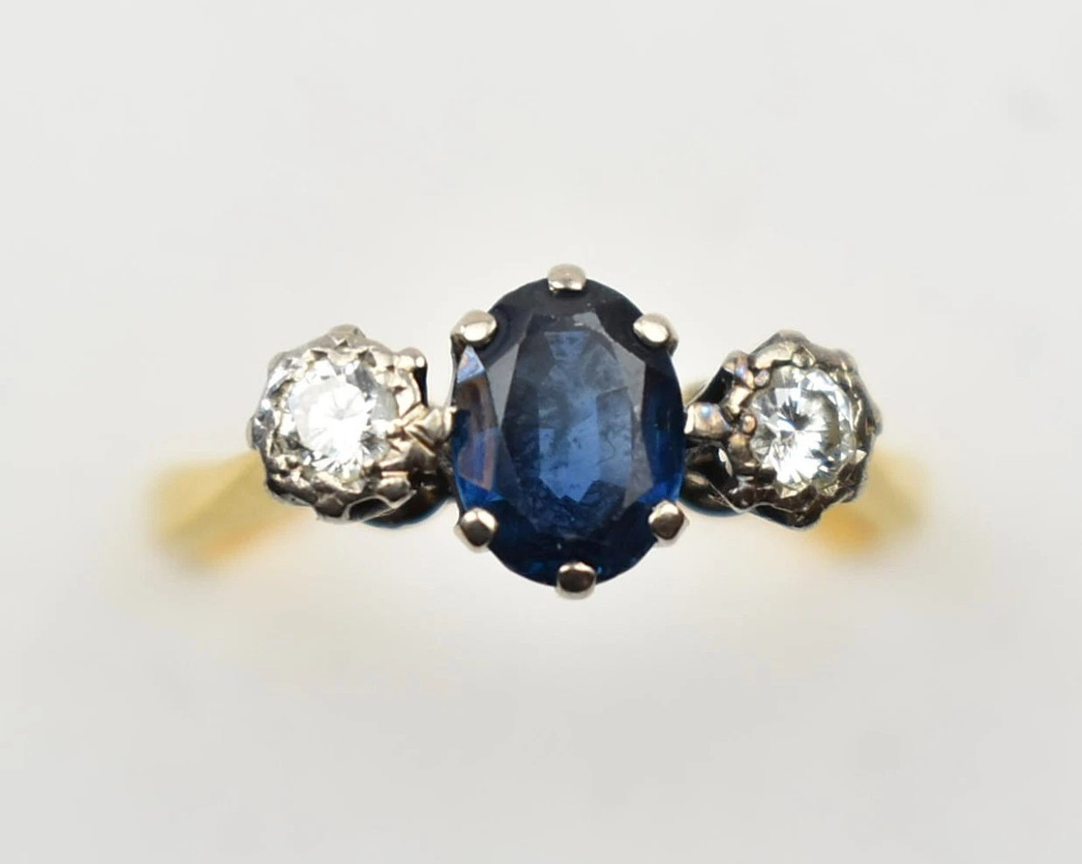 Bague vintage en or jaune 18 carats sertie de trois pierres saphir et diamant.