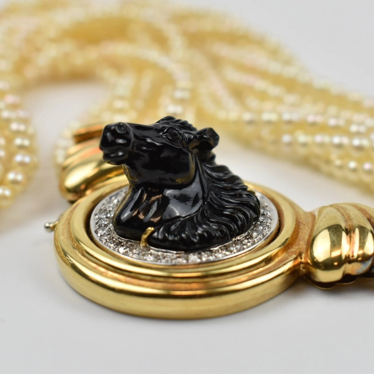 Chaumet, collier ras-du-cou diamants & perles, camée onyx noir tête de cheval, halo diamants-photo-5