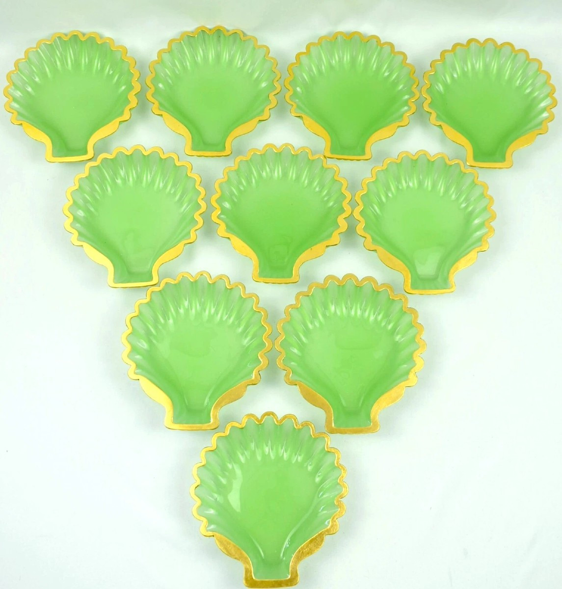 Lot de 10 plats anciens en verre opalin vert français en forme de coquilles Saint-Jacques