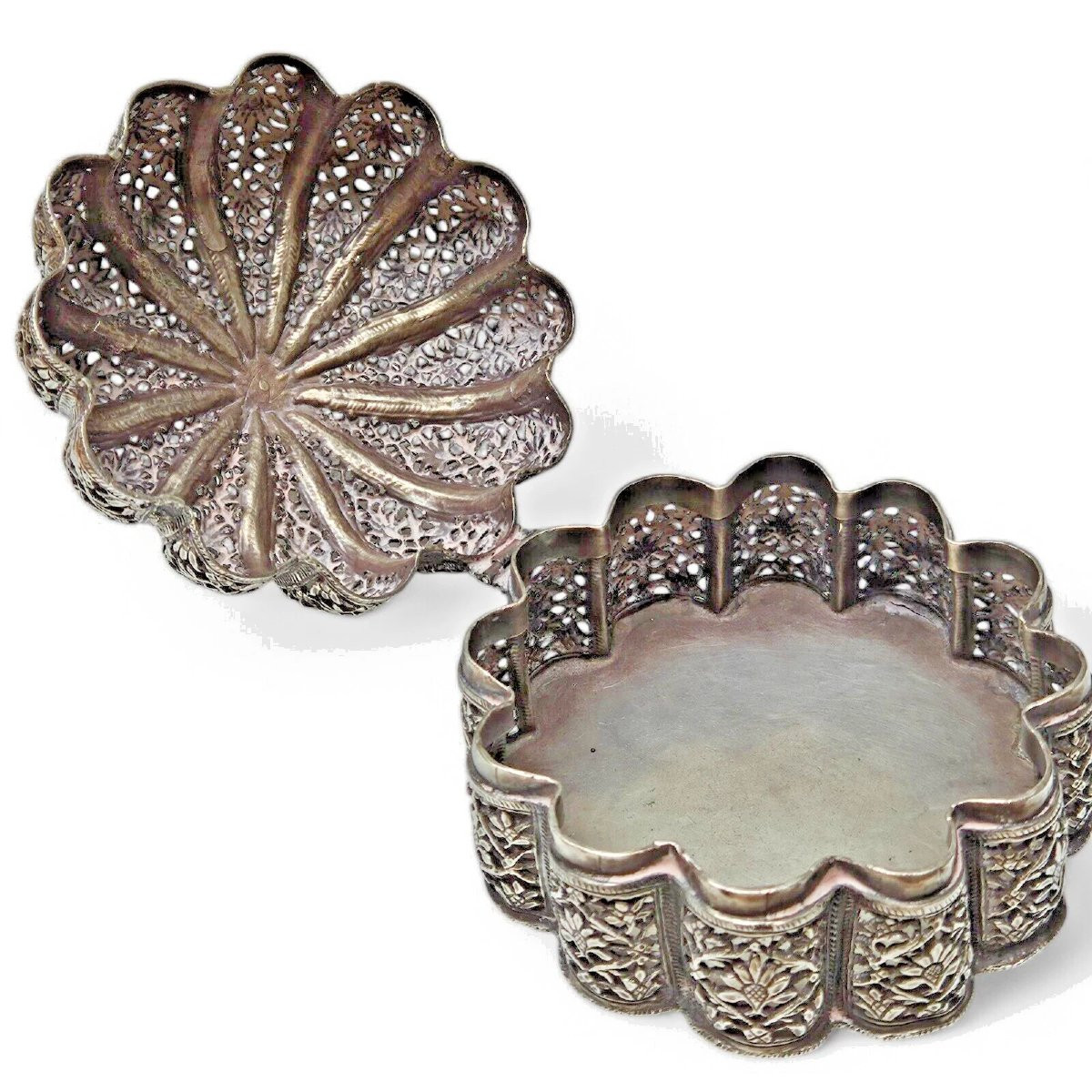 Antique Mughal Solid Silver Chased Pandan Trinket Box, India Circa 19th Century-photo-3