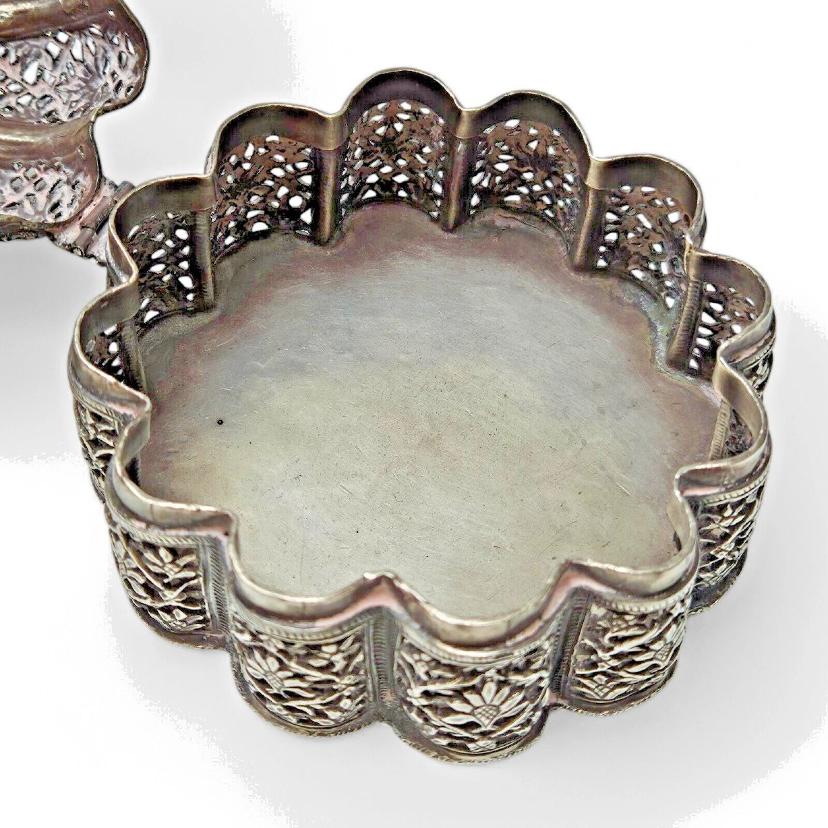 Antique Mughal Solid Silver Chased Pandan Trinket Box, India Circa 19th Century-photo-6