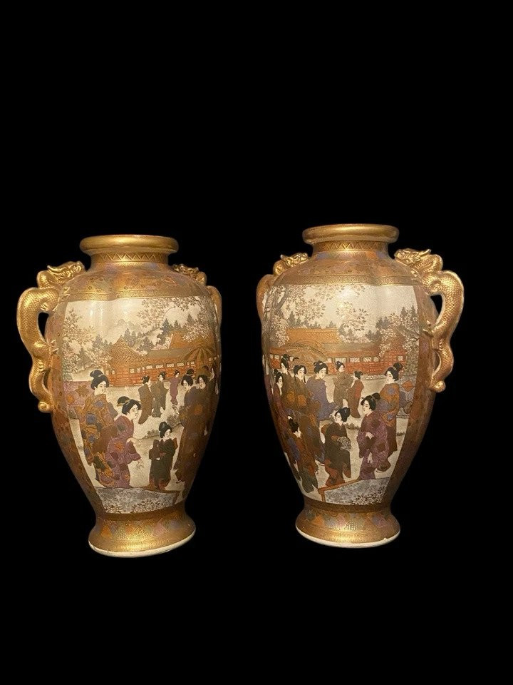 Une grande paire de vases Satsuma antiques de la période Meiji 1867-1912, signés par l'artiste-photo-3