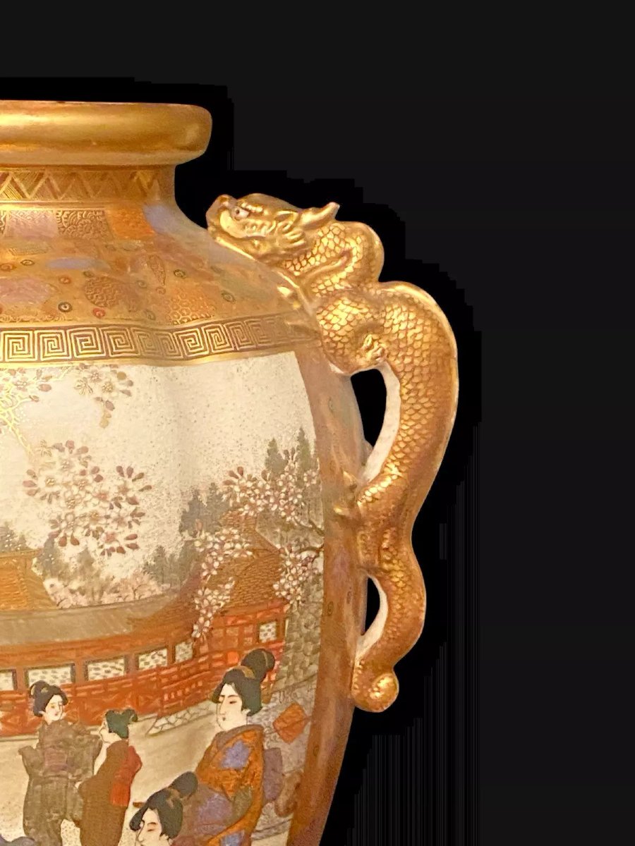 Une grande paire de vases Satsuma antiques de la période Meiji 1867-1912, signés par l'artiste-photo-3