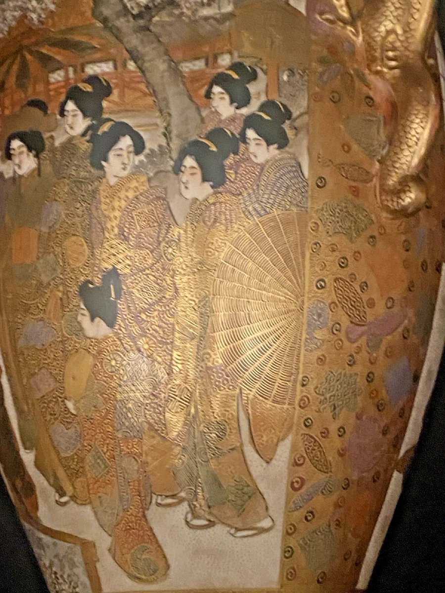 Une grande paire de vases Satsuma antiques de la période Meiji 1867-1912, signés par l'artiste-photo-5