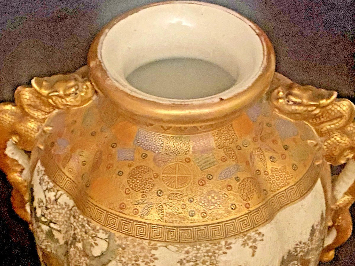 Une grande paire de vases Satsuma antiques de la période Meiji 1867-1912, signés par l'artiste-photo-6