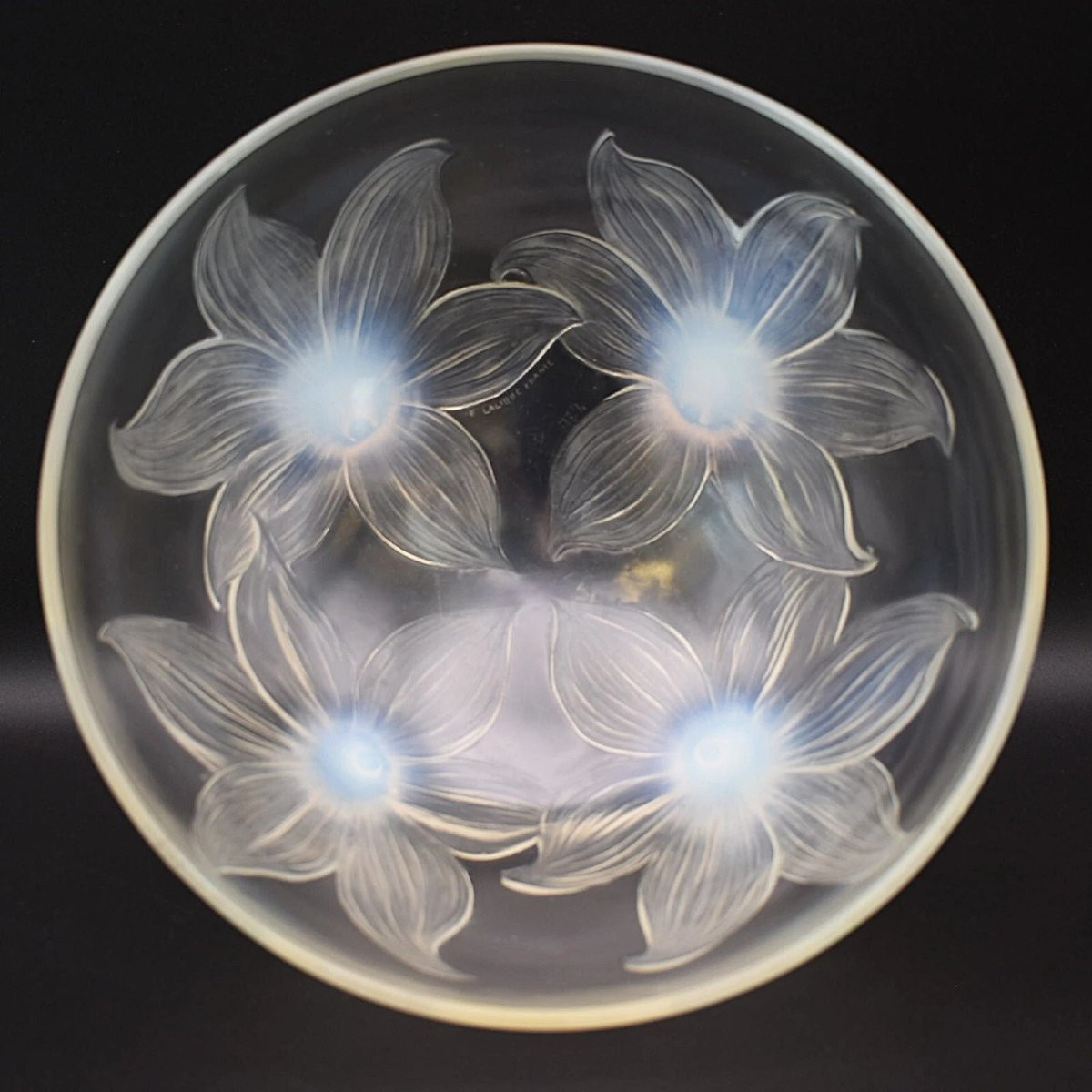 R. Lalique Art Deco Lys Footed Bowl Decorated W/ 4 Large Flower Heads Circa 1924-photo-2