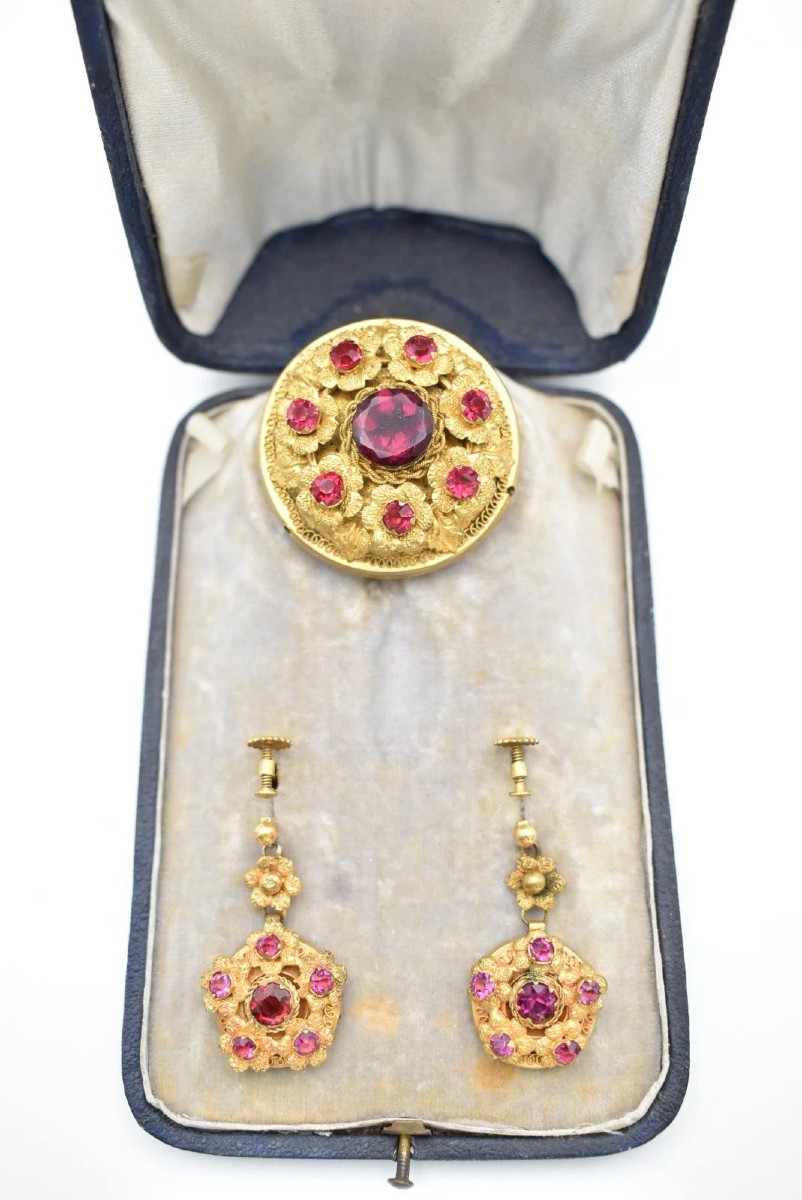 Coffret de boucles d'oreilles assorties avec broche victorienne A. De Carlo de style néo-étrusq