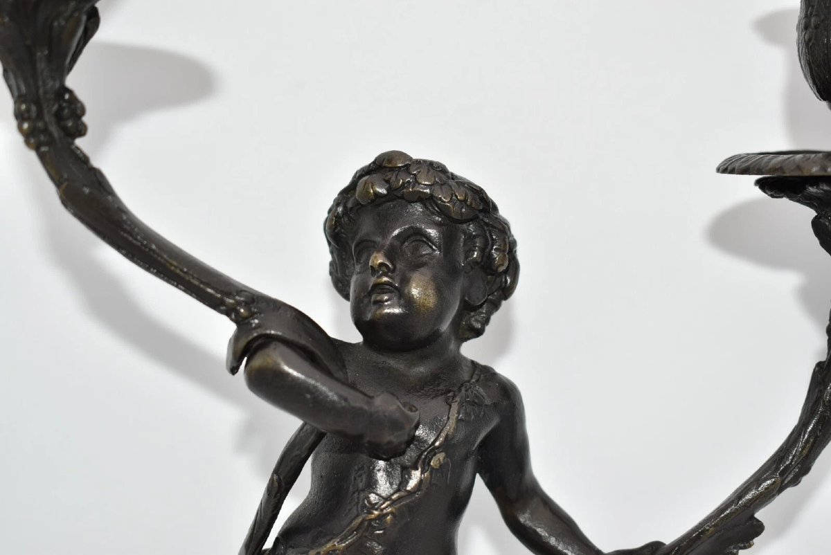 Paire de figurines de putti en bronze français sur socle en marbre et bougeoirs-photo-3
