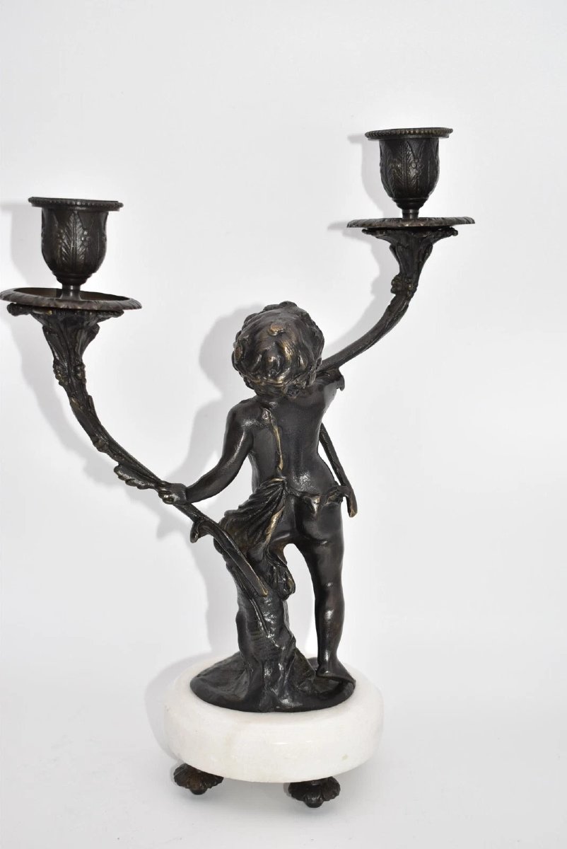 Paire de figurines de putti en bronze français sur socle en marbre et bougeoirs-photo-1