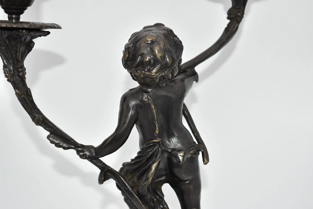 Paire de figurines de putti en bronze français sur socle en marbre et bougeoirs-photo-2