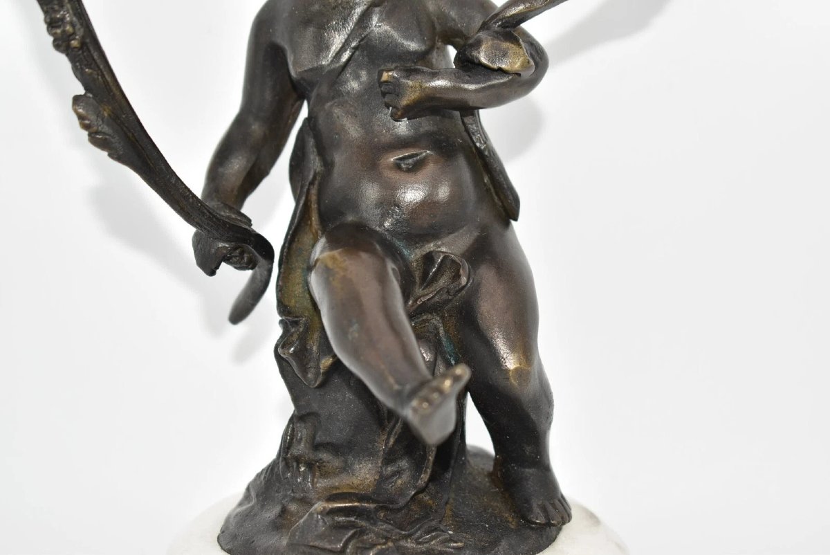 Paire de figurines de putti en bronze français sur socle en marbre et bougeoirs-photo-3