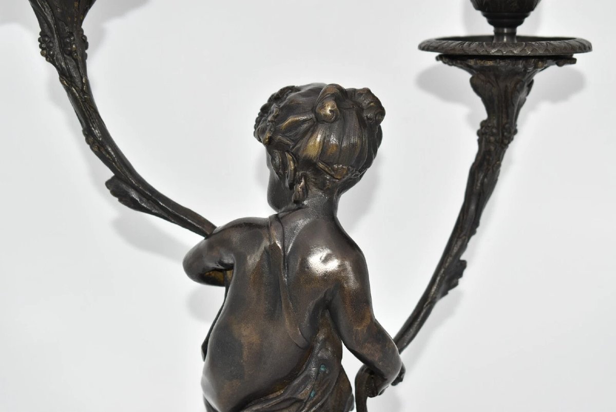 Paire de figurines de putti en bronze français sur socle en marbre et bougeoirs-photo-6
