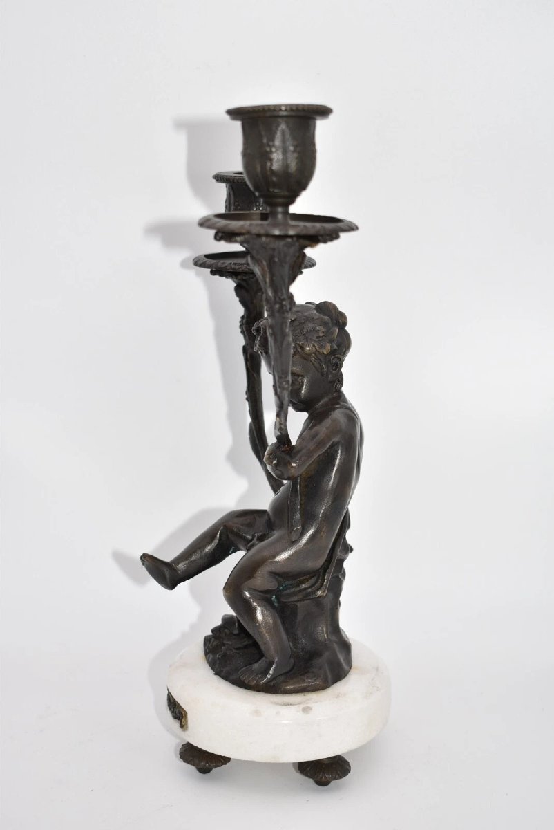Paire de figurines de putti en bronze français sur socle en marbre et bougeoirs-photo-8
