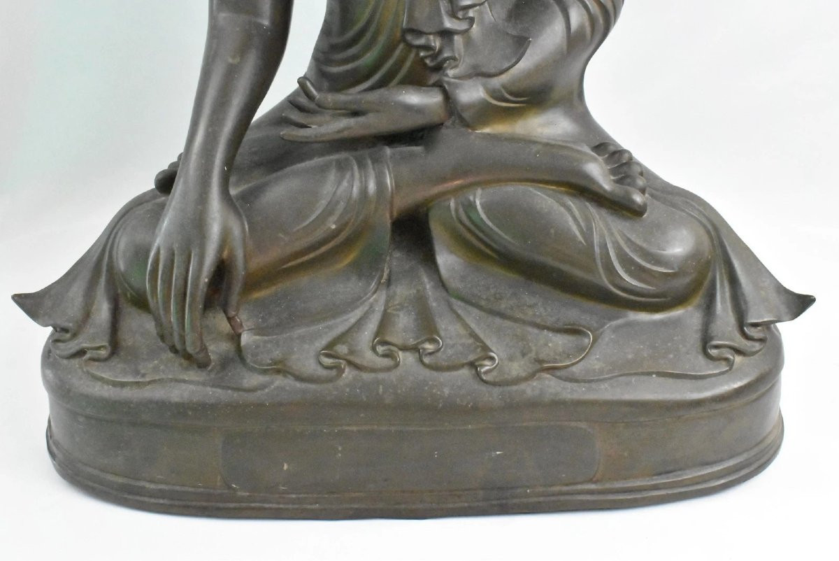 Un grand Bouddha assis en bronze antique de Mandalay, Birmanie, vers le XIXe siècle-photo-1